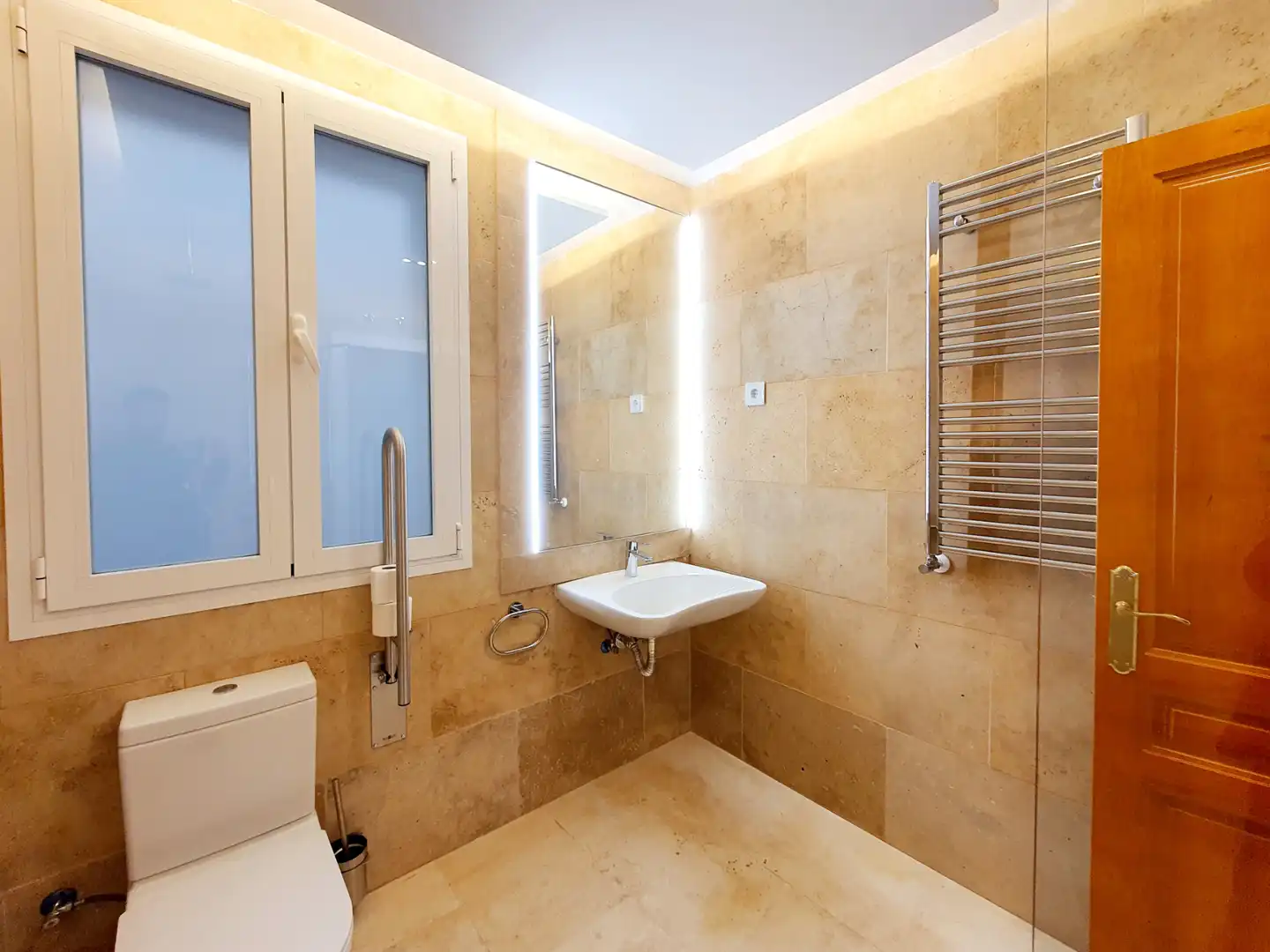 Badezimmer von Wohnungen zur Miete in Madrid mit Klimaanlage, Heizung und Möbliert