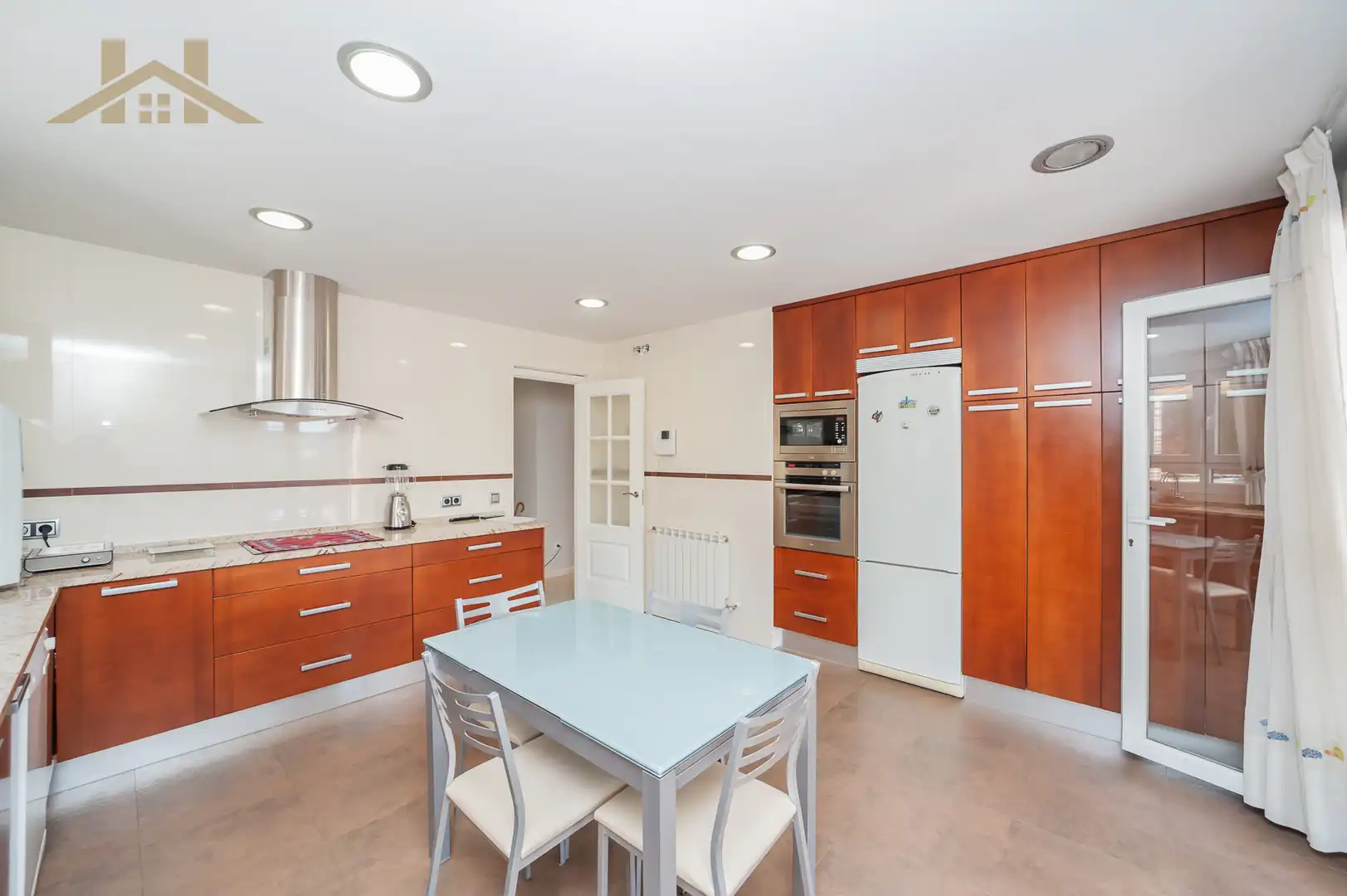 Cuina de Casa o xalet en venda en Arroyomolinos (Madrid) amb Aire condicionat, Calefacció i Jardí privat