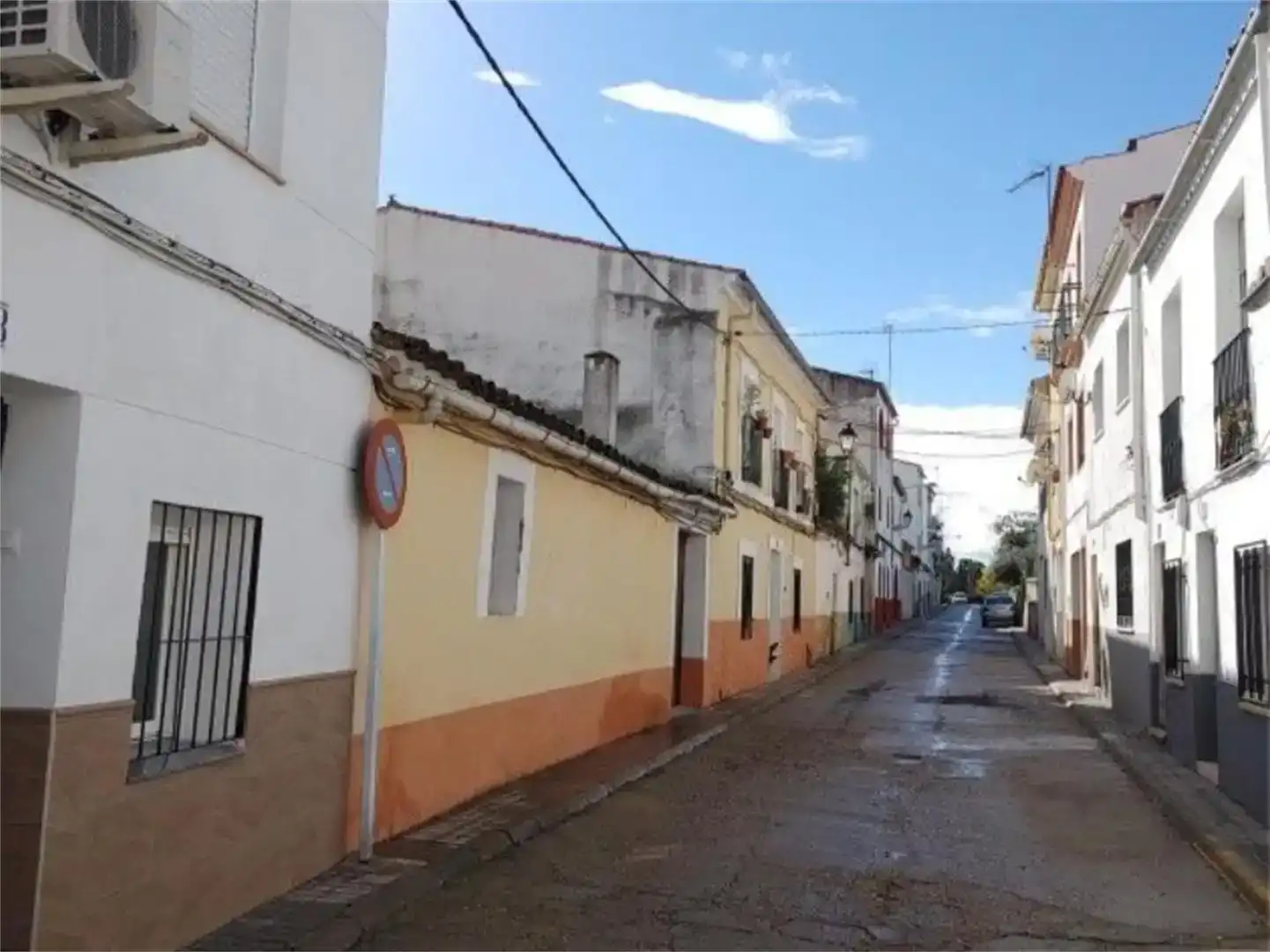 Vista exterior de Casa adosada en venda en Torrejoncillo amb Jardí privat