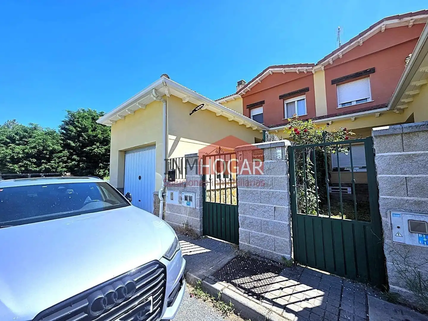 Vista exterior de Casa adosada en venda en Mediana de Voltoya amb Calefacció, Jardí privat i Piscina