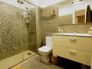 Badezimmer von Wohnung zum Verkauf in Las Palmas de Gran Canaria mit Klimaanlage, Terrasse und Möbliert