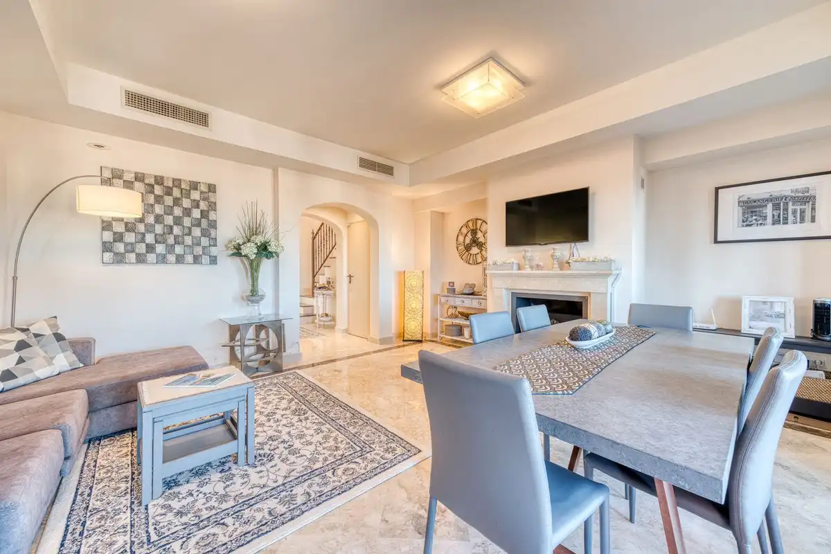 Esszimmer von Einfamilien-Reihenhaus zum Verkauf in Estepona mit Klimaanlage, Terrasse und Alarm