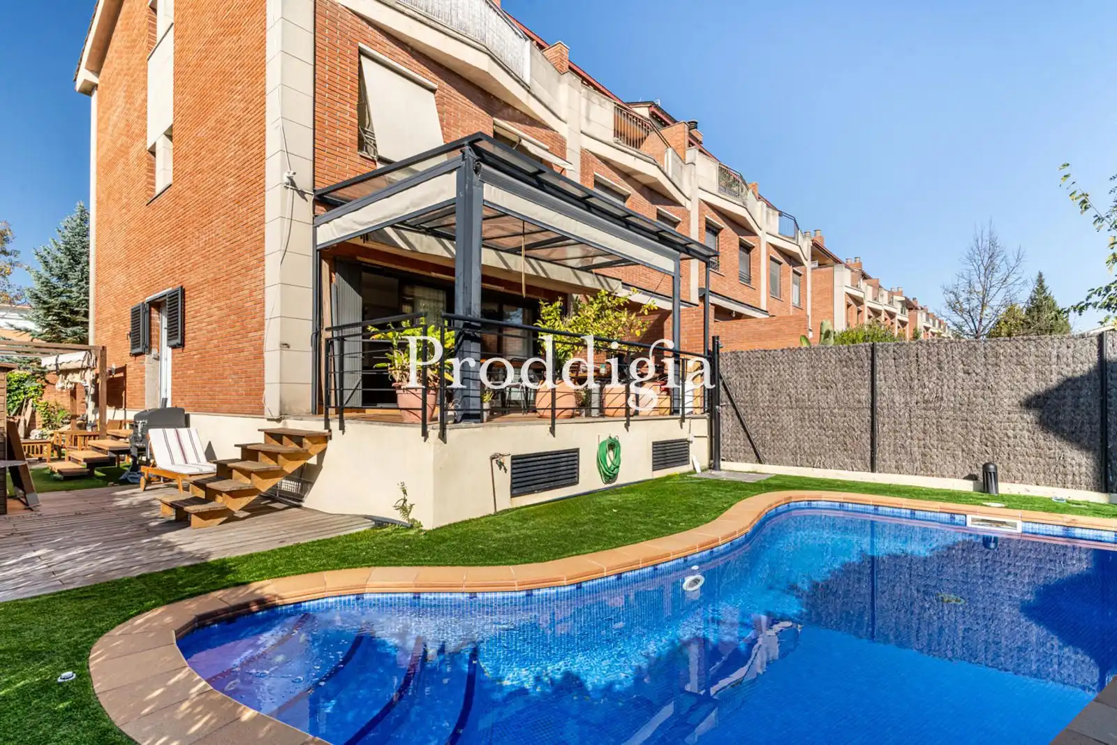 Schwimmbecken von Einfamilien-Reihenhaus zum Verkauf in Sant Cugat del Vallès mit Klimaanlage, Heizung und Privatgarten