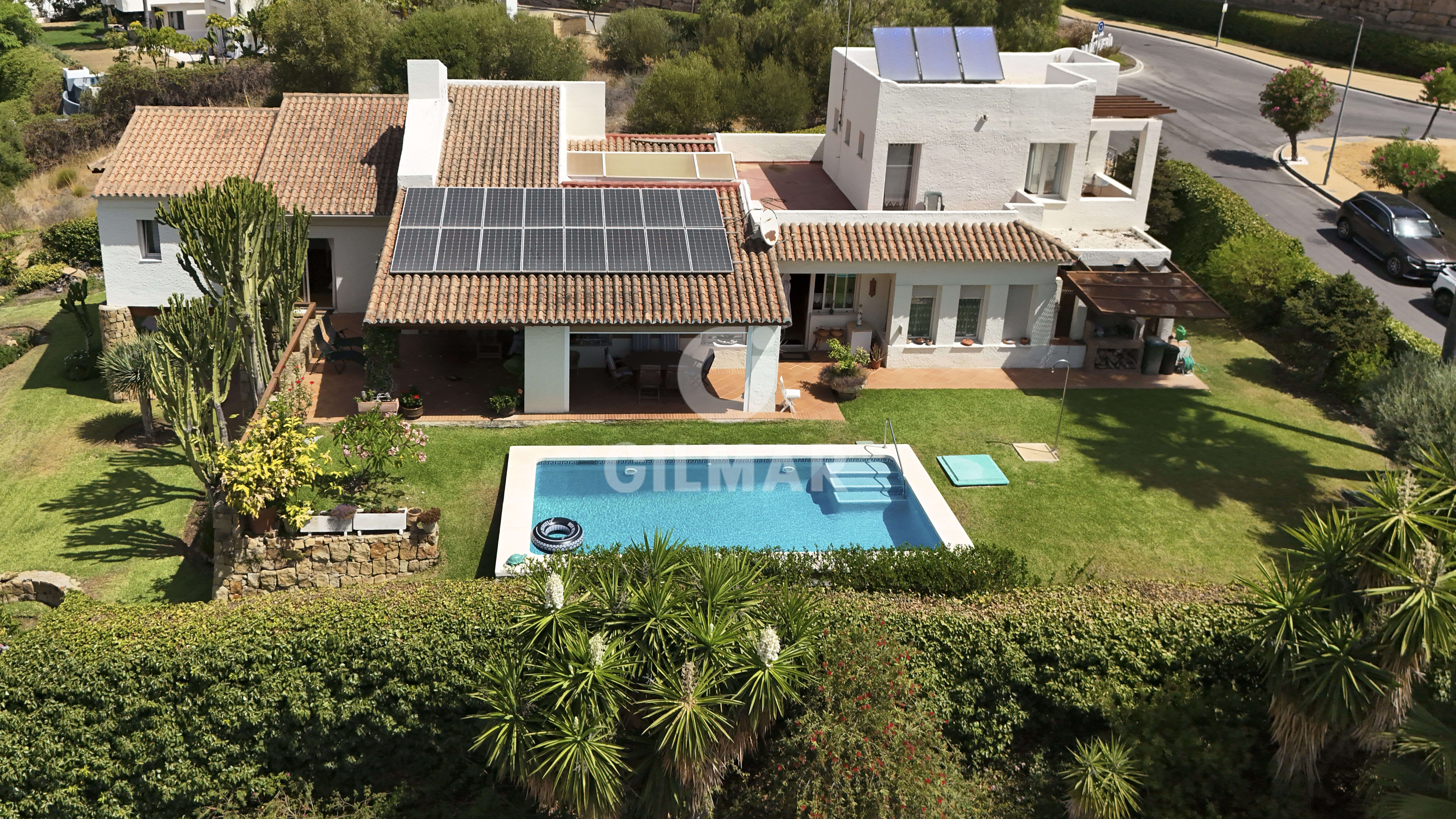 Vista exterior de Casa o xalet en venda en Benahavís amb Calefacció, Jardí privat i Piscina