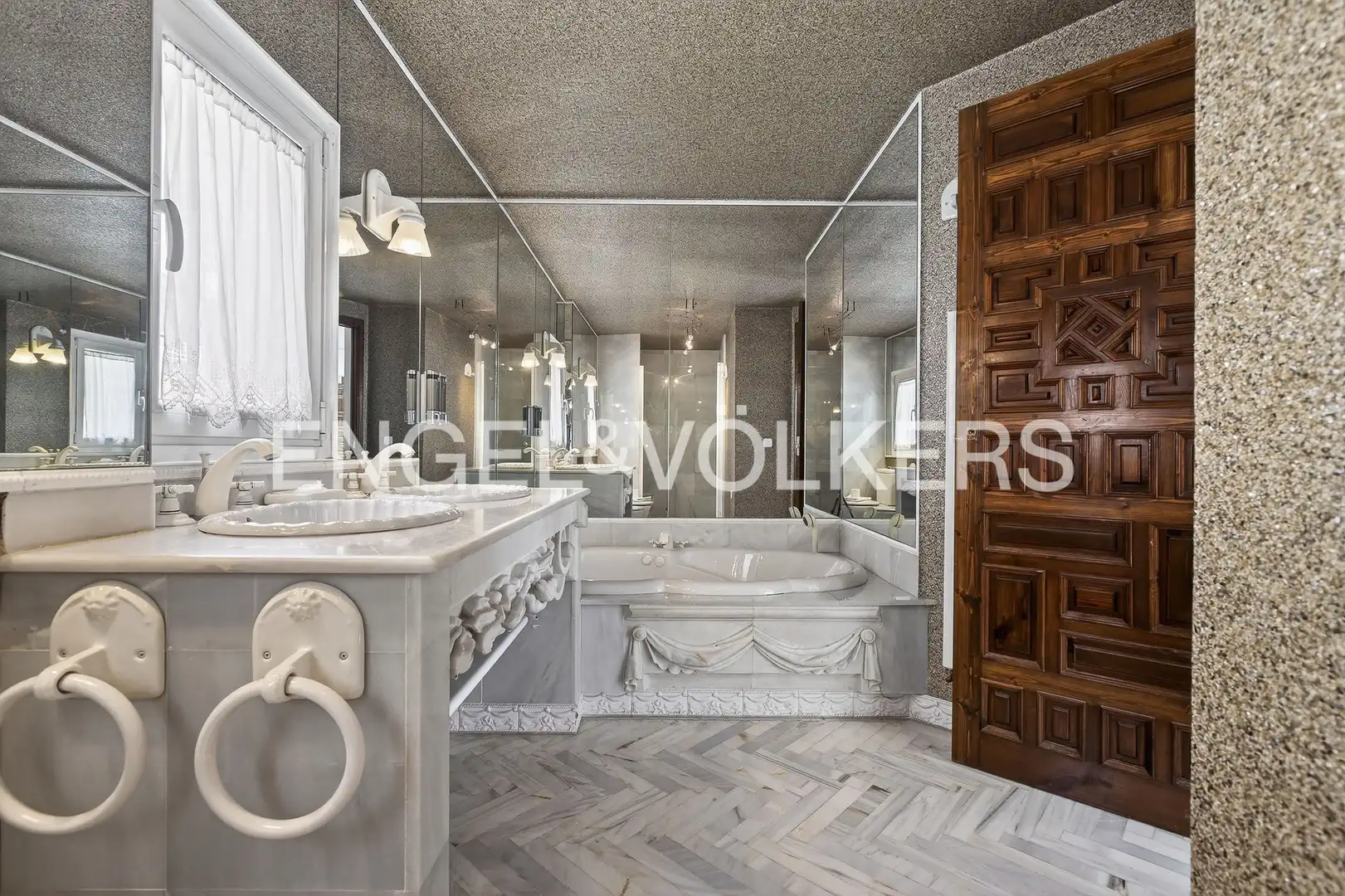 Bathroom of Houses for sale in Sevilla  with Air Conditioner, Heating and Parquet flooring