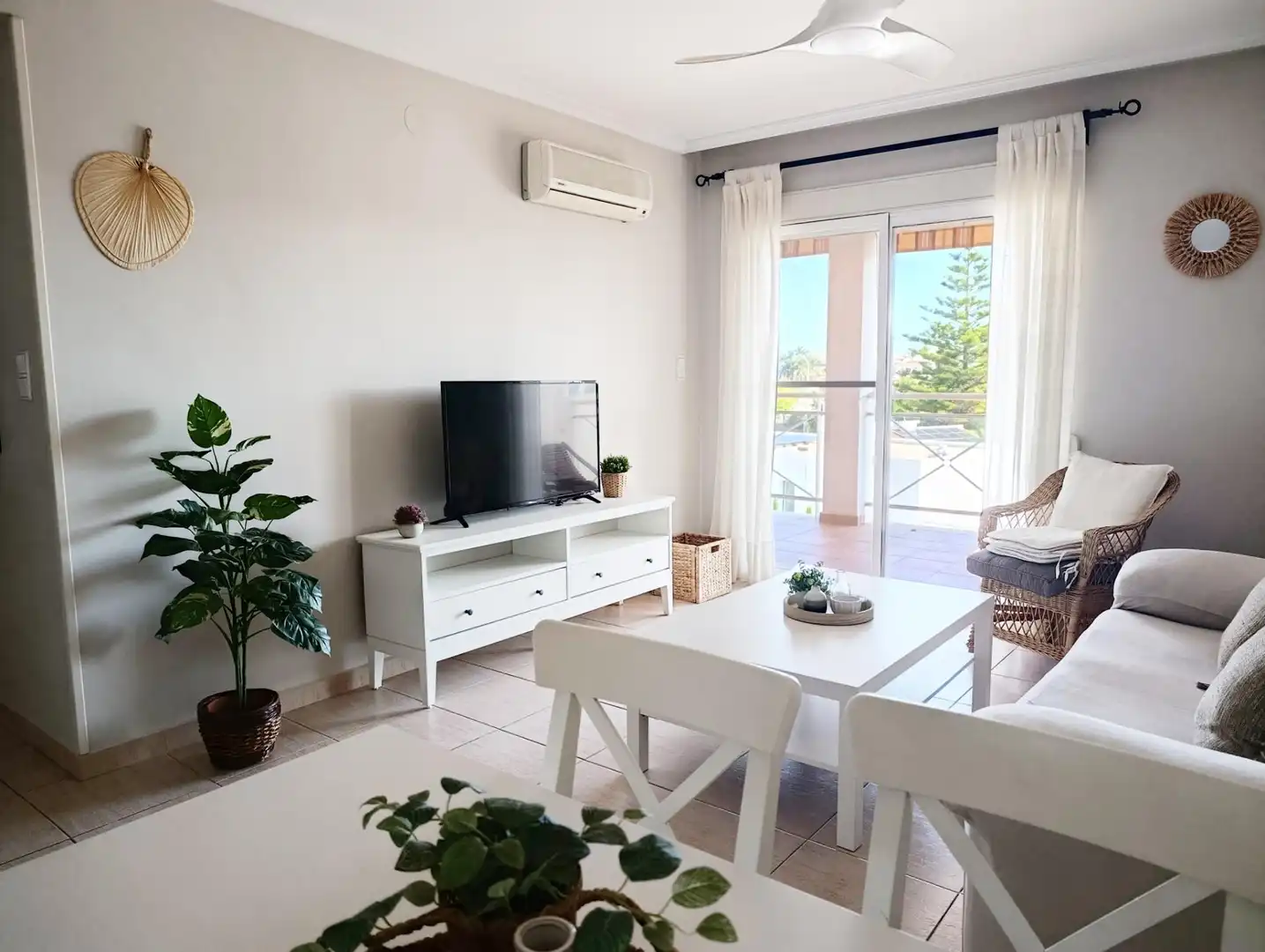 Sala de estar de Apartamento de alquiler en Dénia con Aire acondicionado, Calefacción y Jardín privado