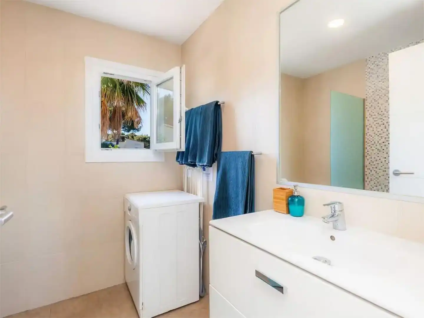 Badezimmer von Country house zur Miete in Alcúdia mit Klimaanlage, Privatgarten und Parkett