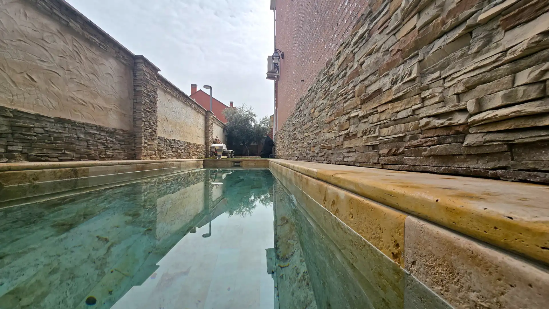 Piscina de Casa adosada en venta en Alcalá de Henares con Aire acondicionado, Calefacción y Jardín privado