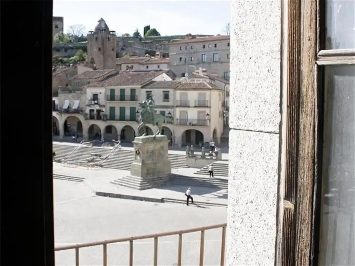 Außenansicht von Maisonette zum Verkauf in Trujillo mit Abstellraum und Balkon