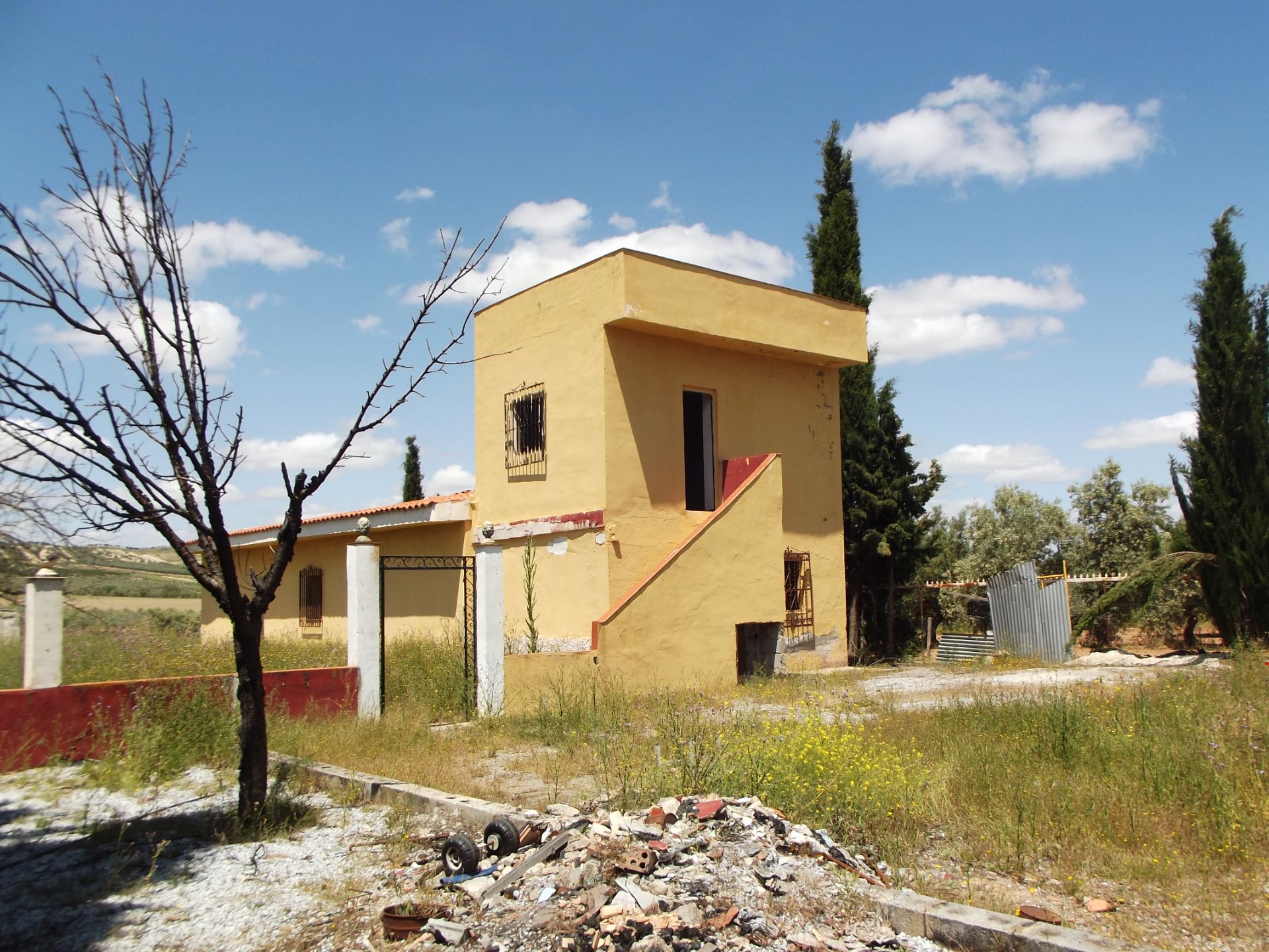 Vista exterior de Casa o xalet en venda en Chimeneas amb Traster i Piscina