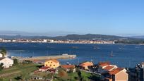 Vista exterior de Àtic en venda en A Illa de Arousa  amb Aire condicionat i Terrassa