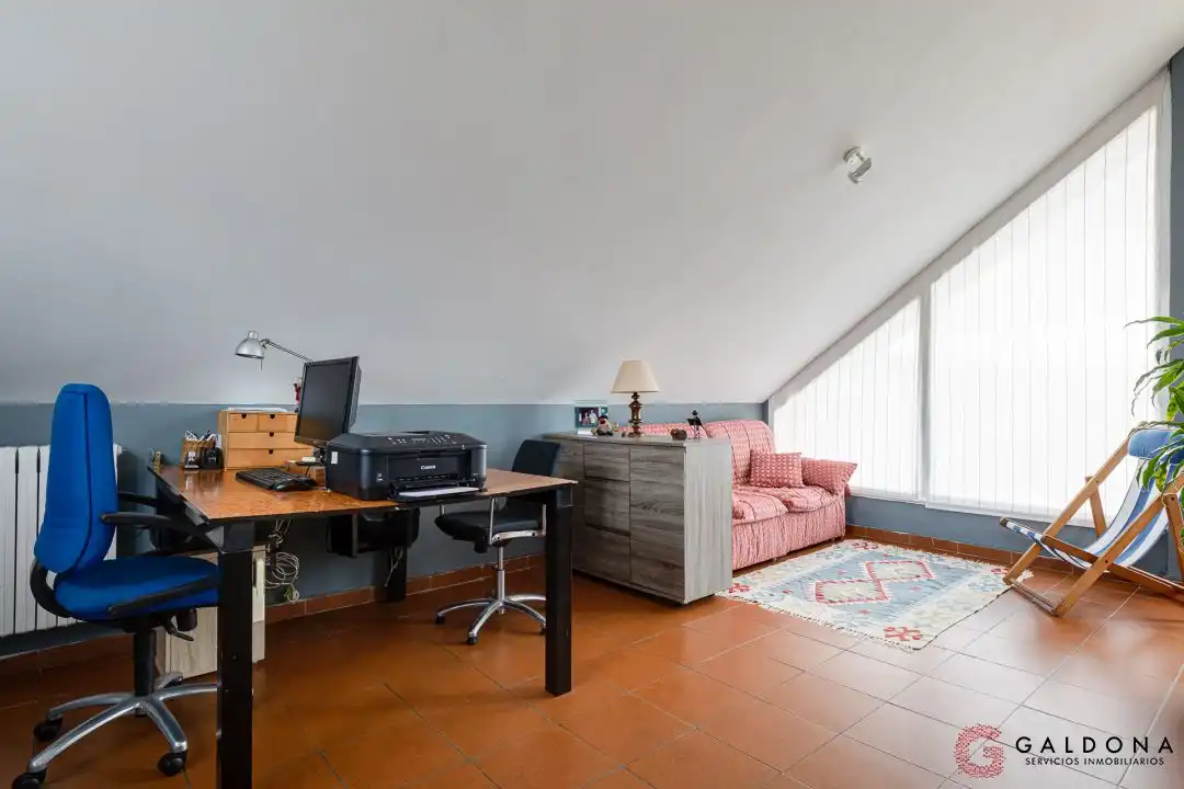 Sala d'estar de Casa adosada en venda en Donostia - San Sebastián  amb Aire condicionat, Calefacció i Jardí privat
