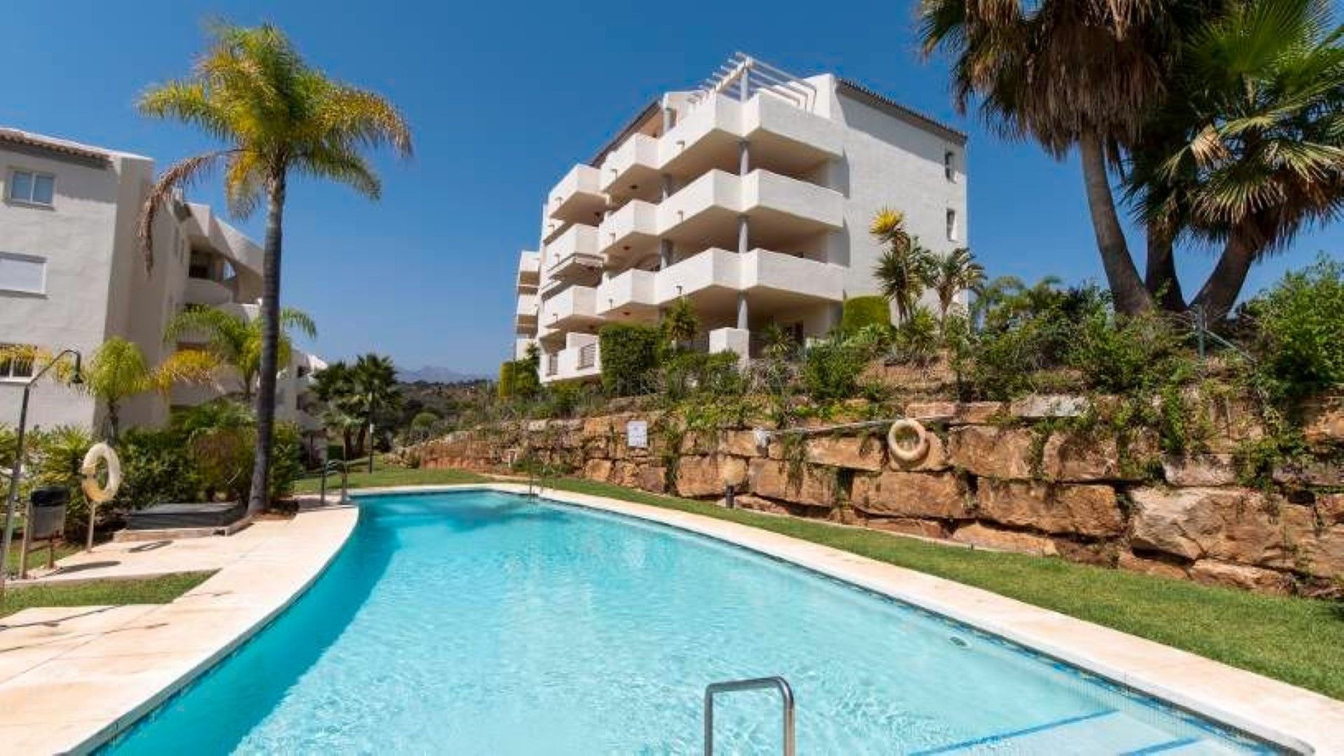 Vista exterior de Àtic de lloguer en Marbella amb Aire condicionat, Terrassa i Piscina