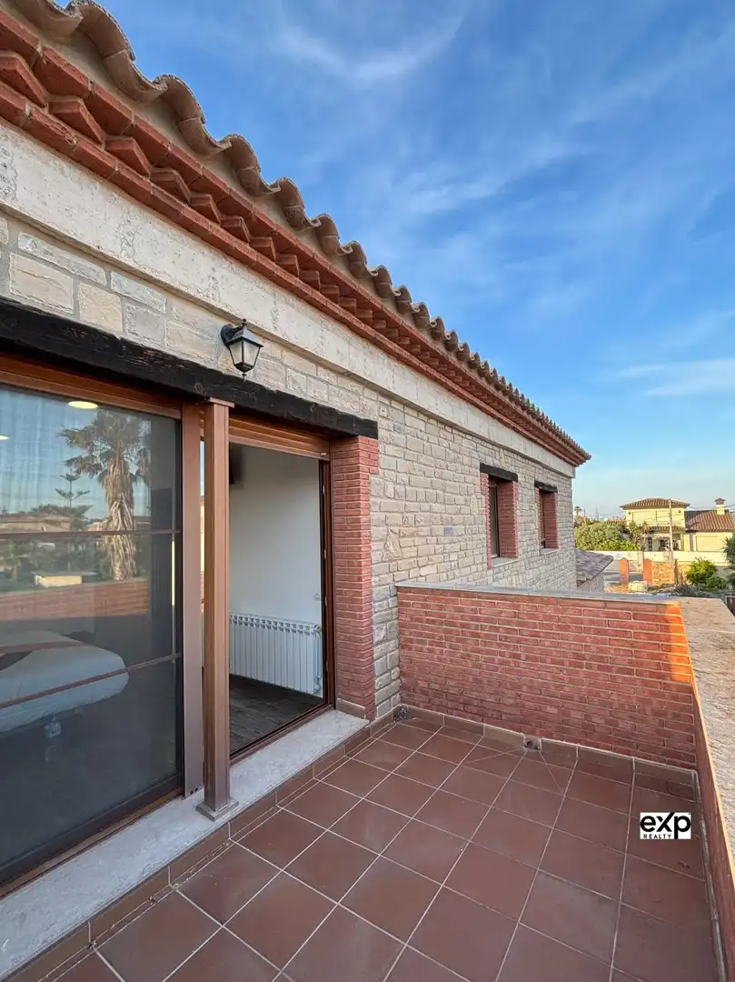 Vista exterior de Casa o xalet en venda en Deltebre amb Calefacció, Terrassa i Balcó