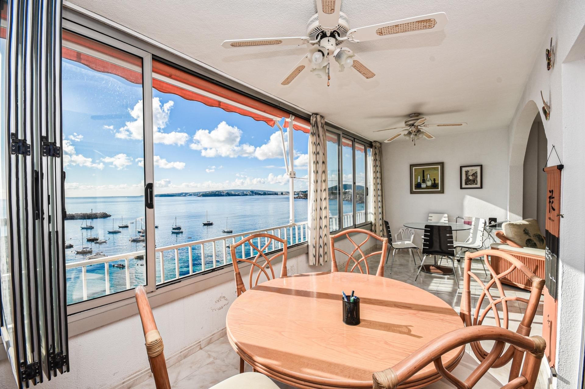 Menjador de Apartament en venda en Calvià amb Terrassa i Piscina comunitària