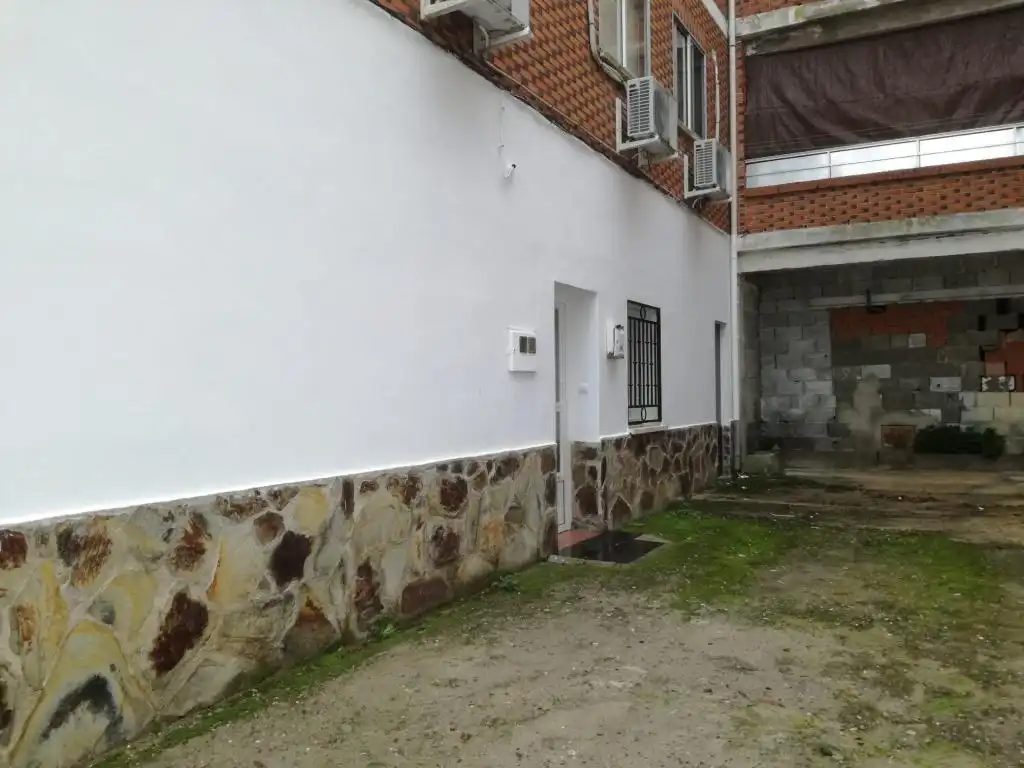 Vista exterior de Local en venta en Valdeobispo