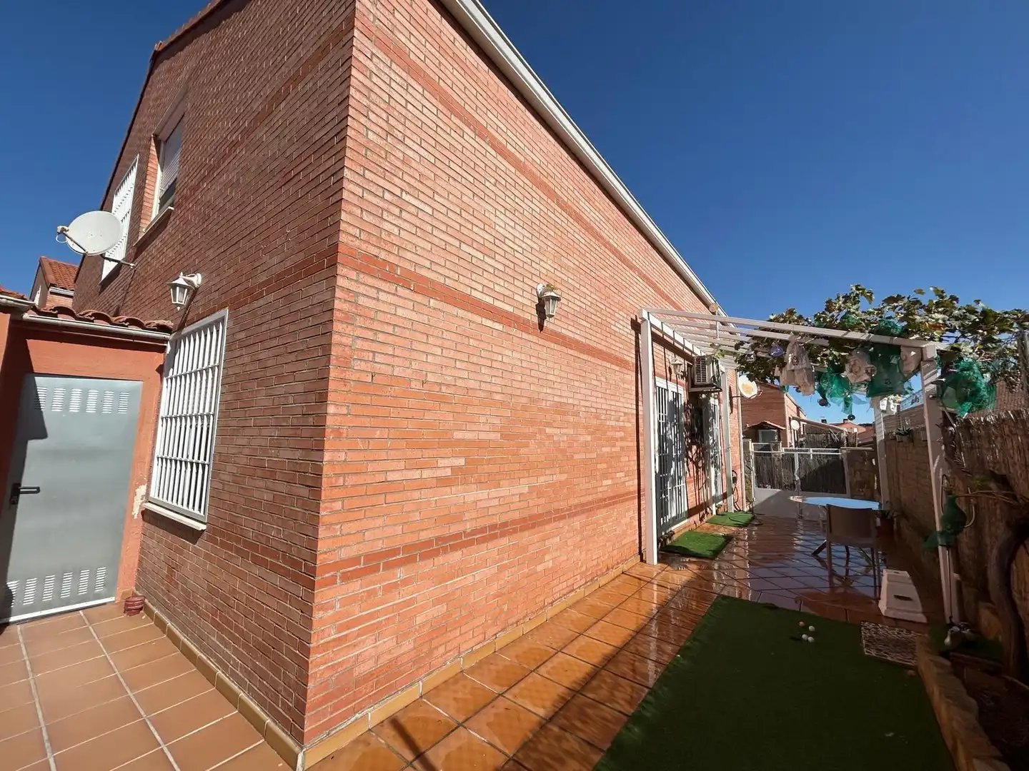 Vista exterior de Casa o xalet en venda en Pioz amb Aire condicionat i Calefacció