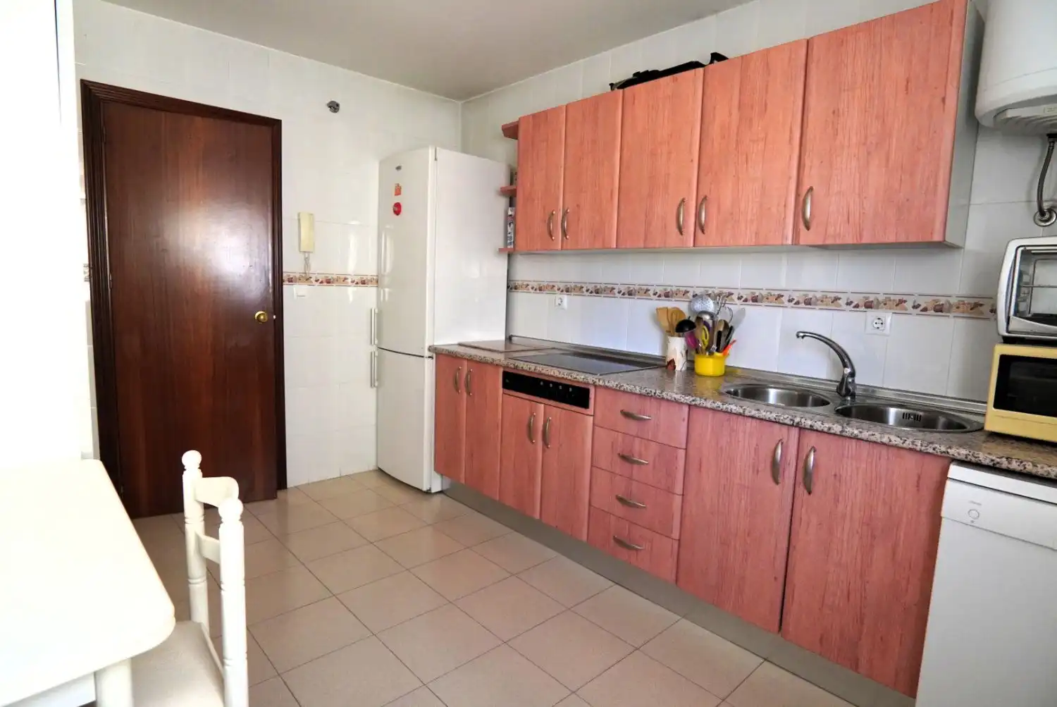 Kitchen of Flat for sale in Sanlúcar de Barrameda  with Air Conditioner, Terrace and Storage room