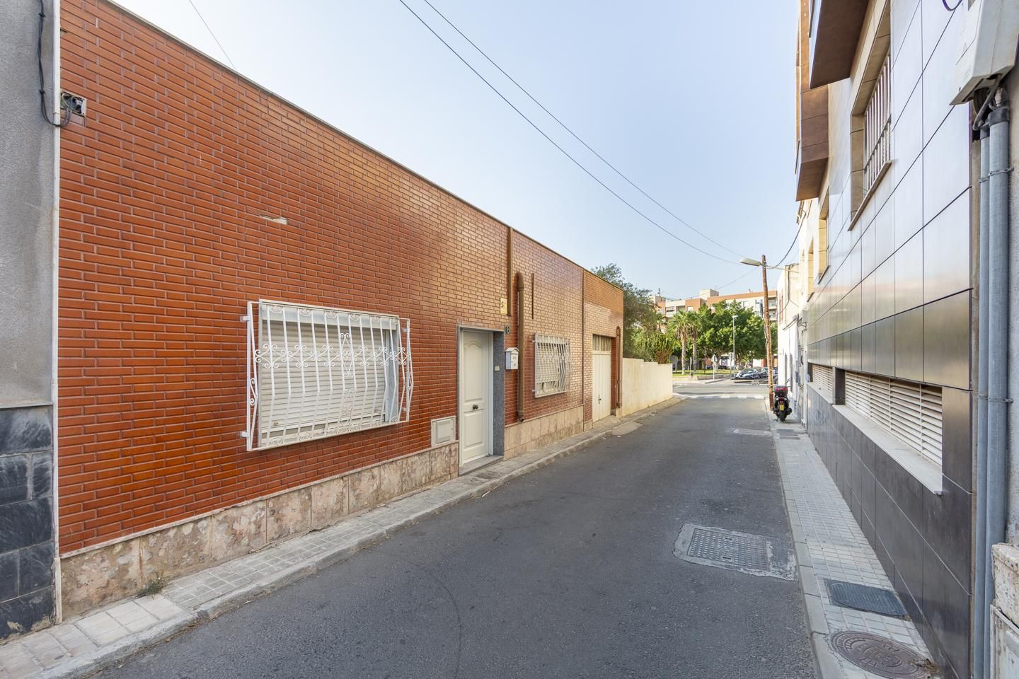 Vista exterior de Casa o xalet en venda en  Almería Capital amb Aire condicionat, Terrassa i Traster