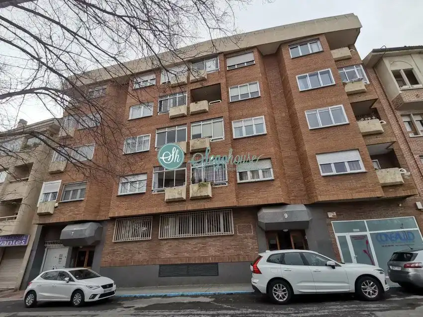 Vista exterior de Piso en venta en Segovia con Calefacción, Parquet y Terraza