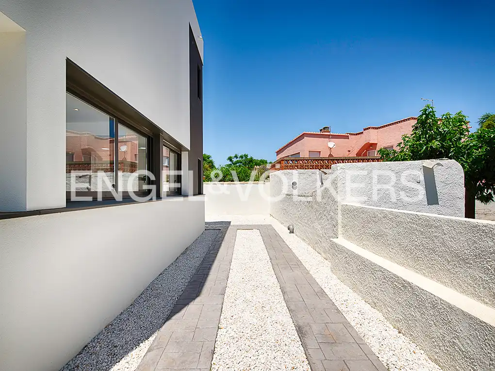 Casa pareada con terraza en venta en Carrer Requesens, imagen 6