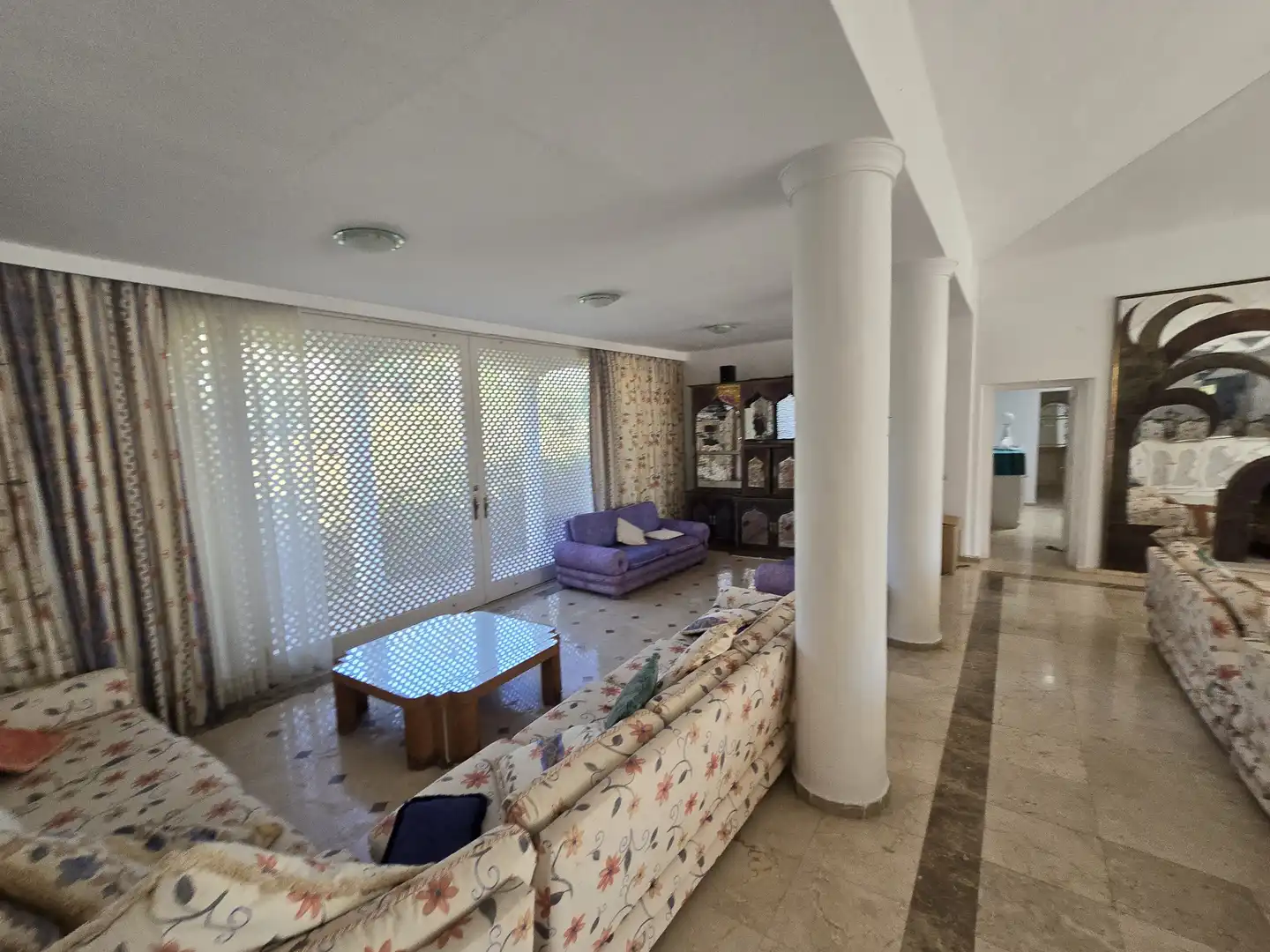 Sala d'estar de Casa o xalet en venda en Marbella amb Calefacció, Jardí privat i Terrassa