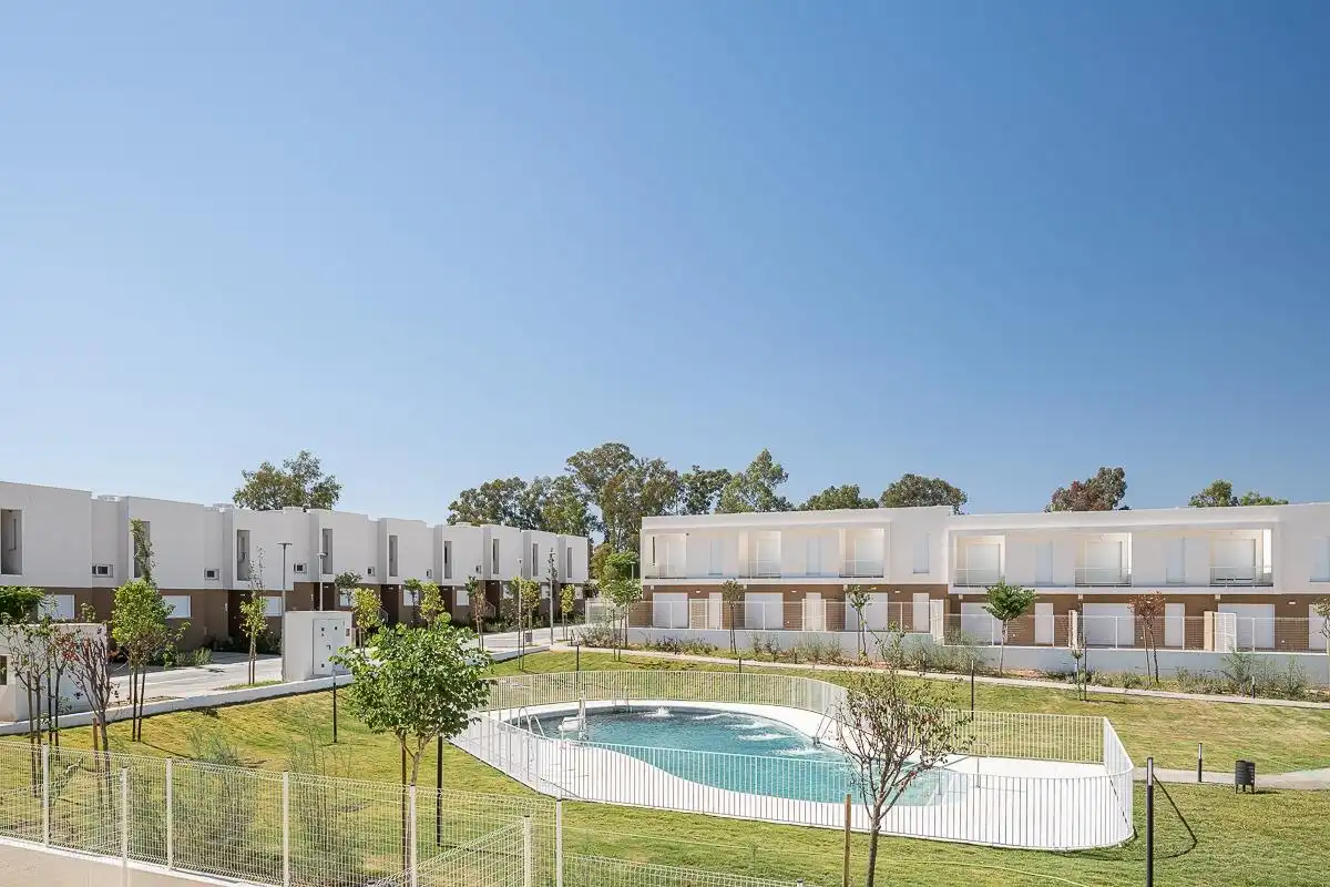 Vista exterior de Casa adosada en venta en Guillena con Aire acondicionado, Calefacción y Jardín privado