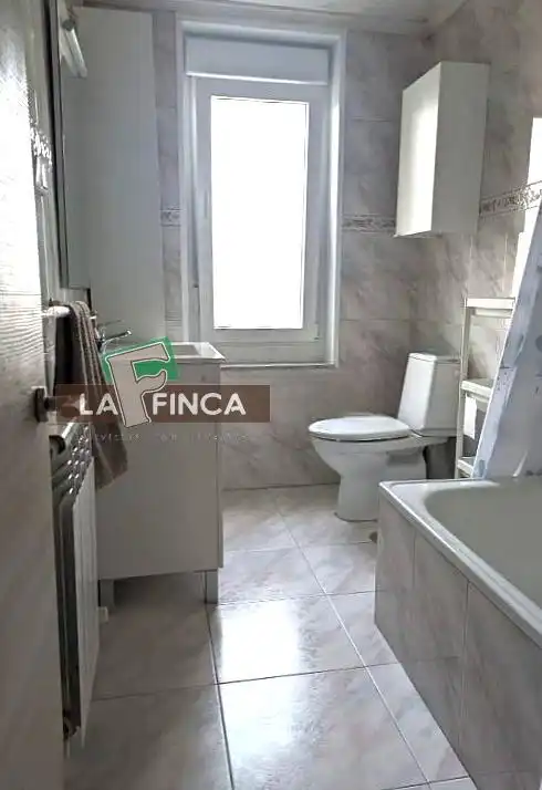 Bany de Pis en venda en Oviedo  amb Calefacció i Moblat