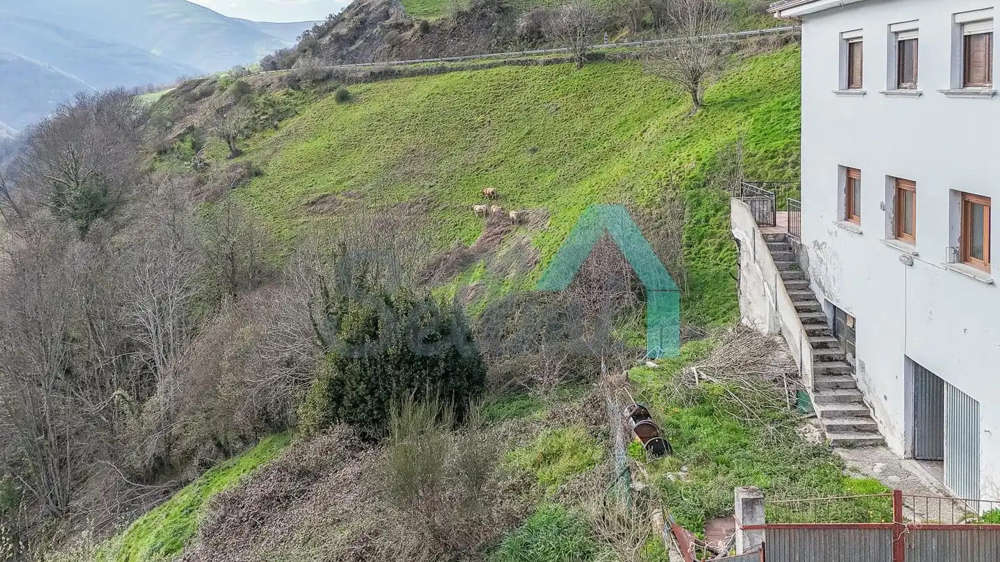 Casa adosada en venda en Cangas del Narcea amb Calefacció, Jardí privat i Terrassa
