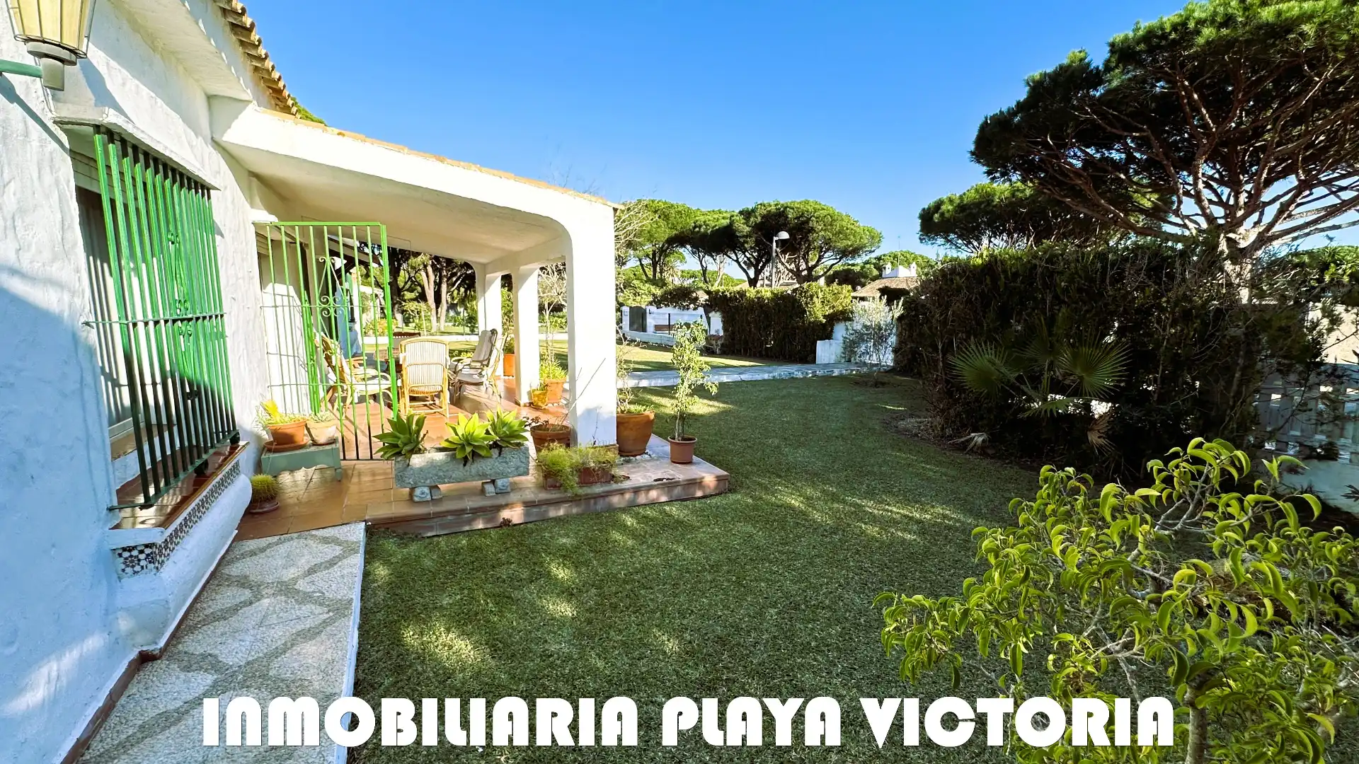Vista exterior de Casa o chalet en venta en Conil de la Frontera con Aire acondicionado, Jardín privado y Piscina