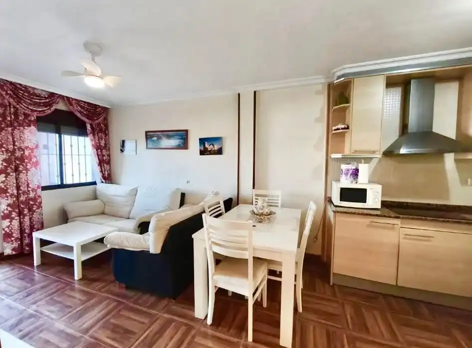 Sala d'estar de Casa adosada de lloguer en Torrevieja amb Aire condicionat, Terrassa i Piscina
