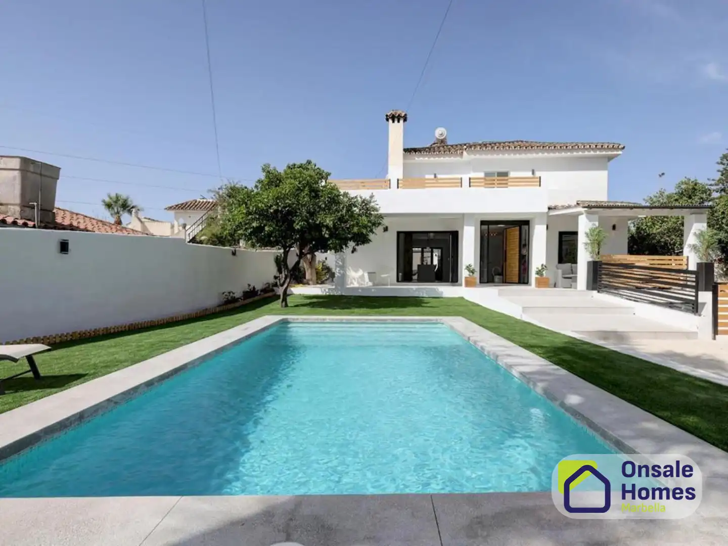 Vista exterior de Casa o xalet en venda en Marbella amb Aire condicionat, Jardí privat i Terrassa