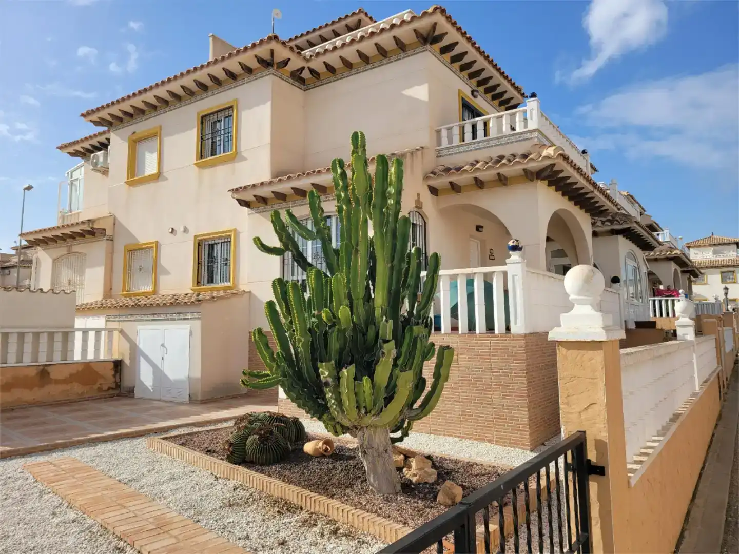Vista exterior de Casa adosada en venda en Orihuela amb Jardí privat, Traster i Moblat