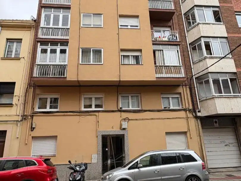Vista exterior de Pis en venda en León Capital 