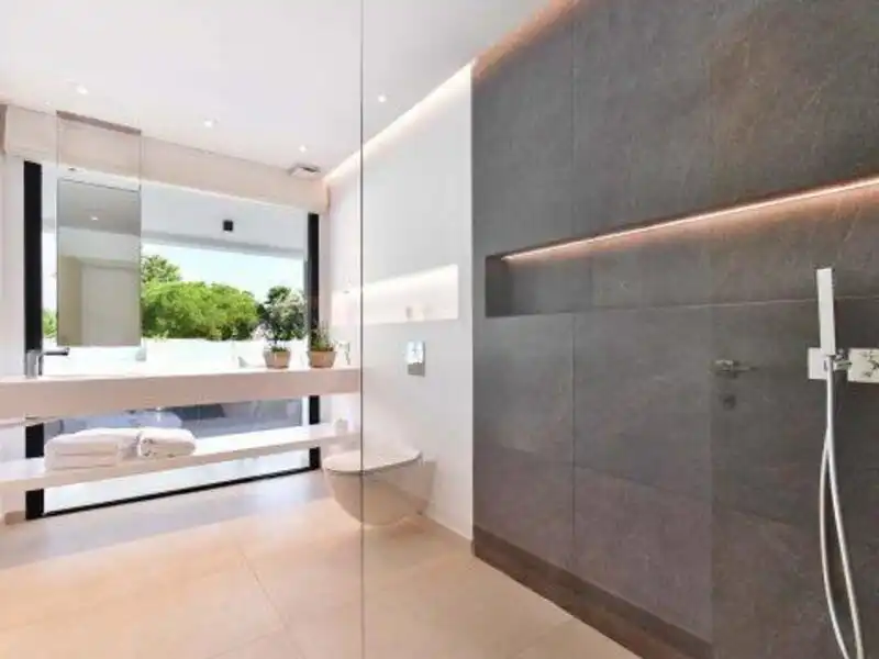 Bany de Casa o xalet de lloguer en Marbella amb Aire condicionat, Jardí privat i Terrassa