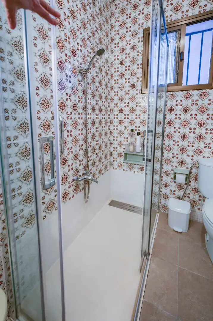 Baño de Casa adosada en venta en Mairena del Aljarafe con Aire acondicionado, Calefacción y Jardín privado