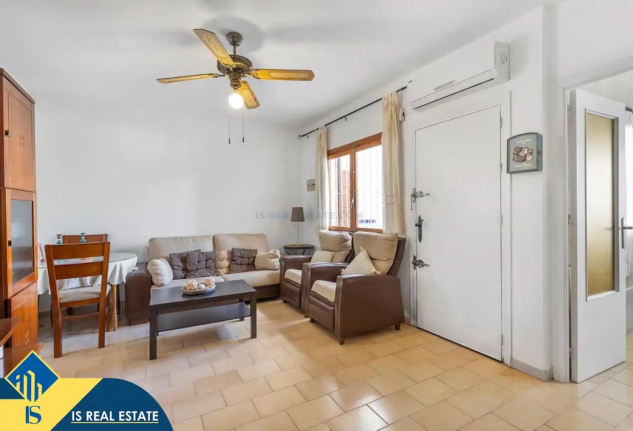 Wohnzimmer von Einfamilien-Reihenhaus zum Verkauf in Torrevieja mit Klimaanlage, Heizung und Privatgarten