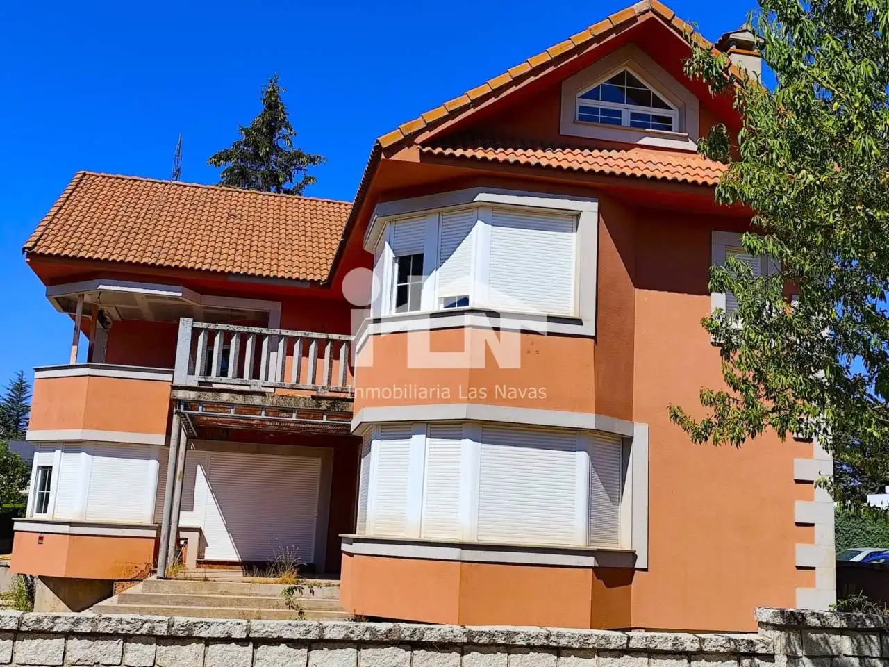 Vista exterior de Casa o xalet en venda en Las Navas del Marqués  amb Calefacció, Jardí privat i Terrassa
