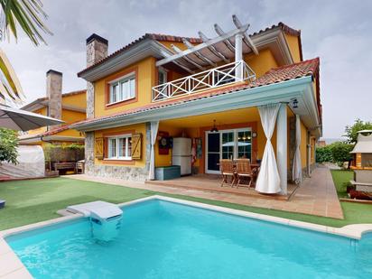 Vista exterior de Casa o xalet en venda en Galapagar amb Aire condicionat, Terrassa i Piscina