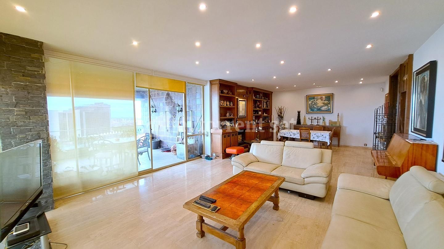 Living room of Flat for sale in  Barcelona Capital  with Air Conditioner, Heating and Parquet flooring