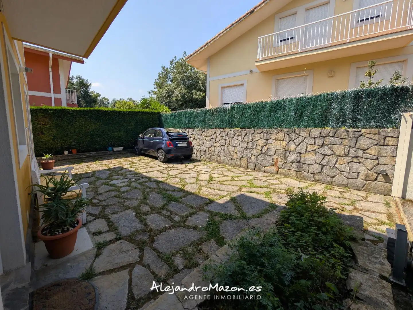 Parkplatz von Einfamilien-Reihenhaus zum Verkauf in Castro-Urdiales mit Heizung, Privatgarten und Terrasse