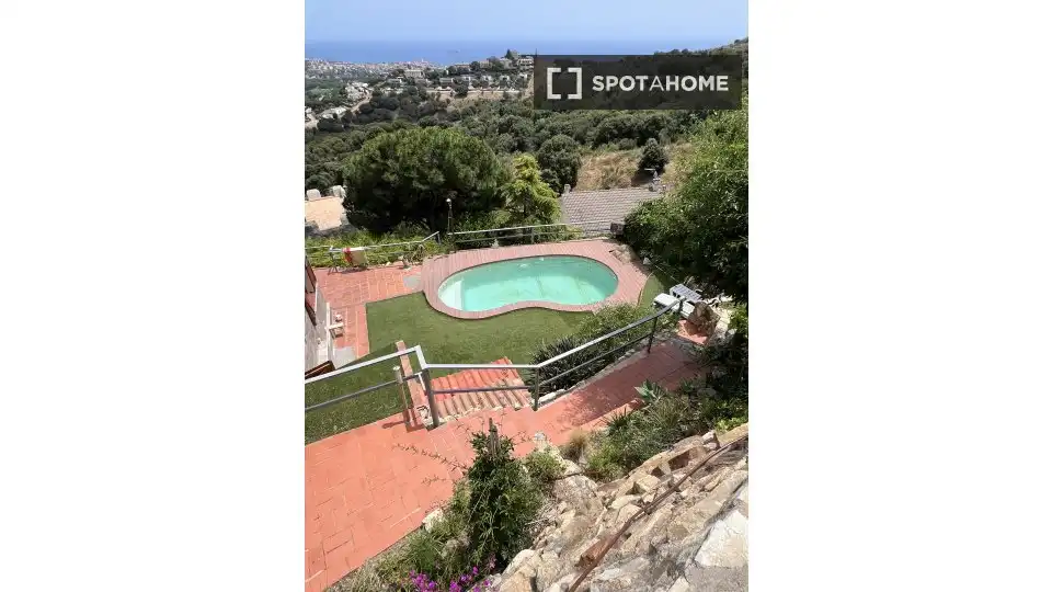 Piscina de Piso para compartir en Alella con Aire acondicionado, Calefacción y Amueblado