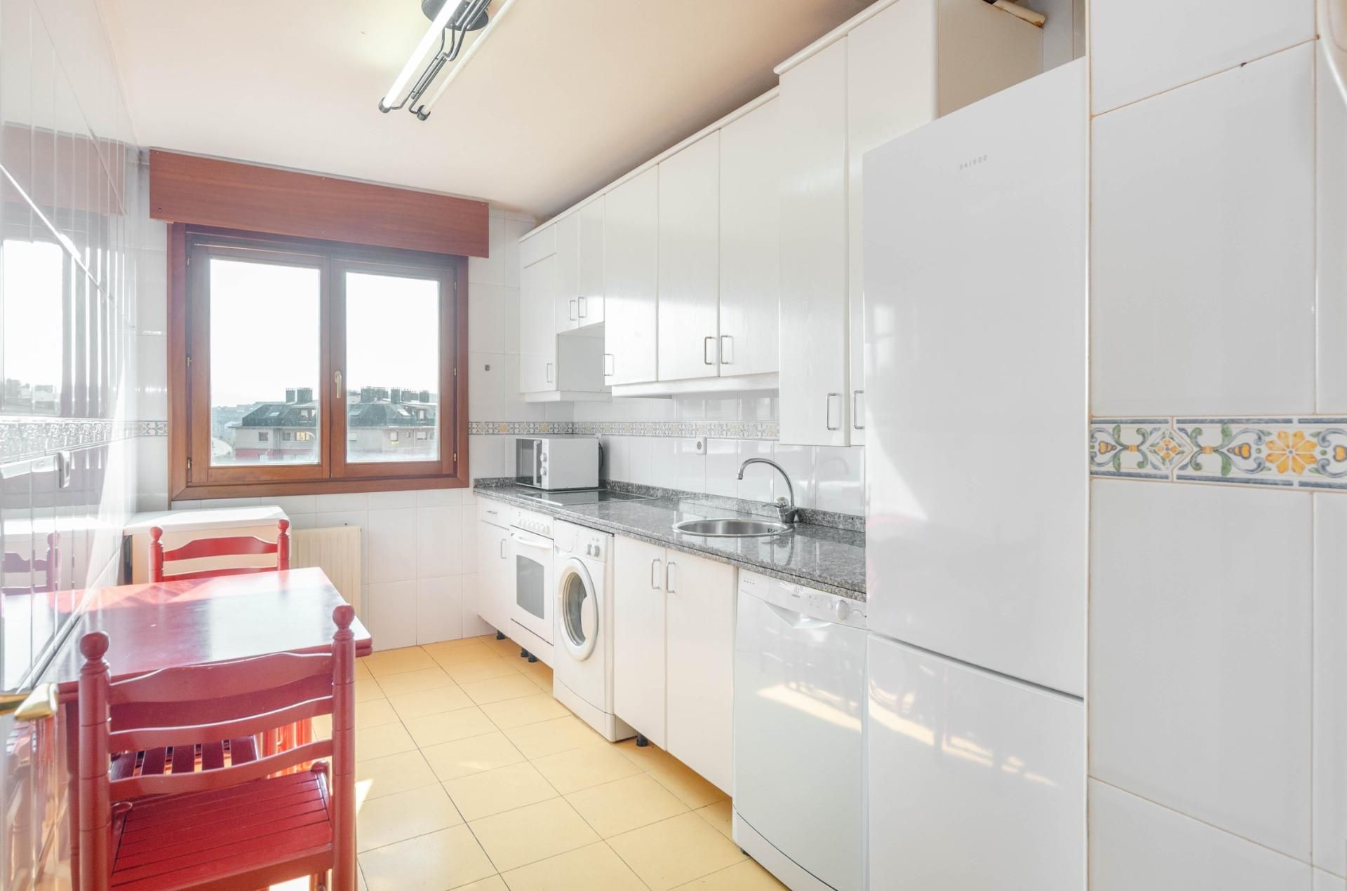 Kitchen of Flat for sale in Oviedo   with Heating and Private garden