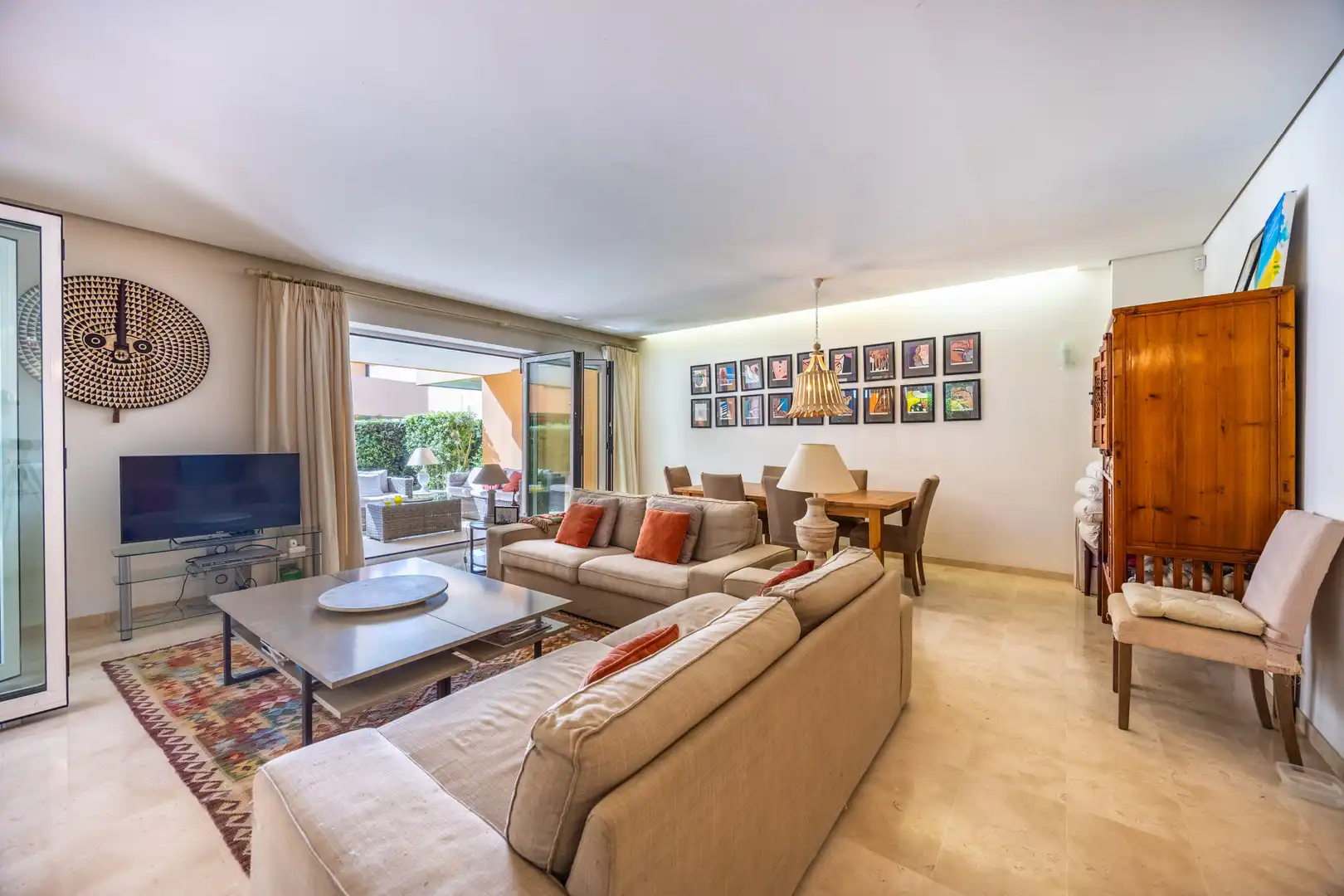 Sala de estar de Planta baja en venta en Sotogrande con Aire acondicionado, Jardín privado y Terraza