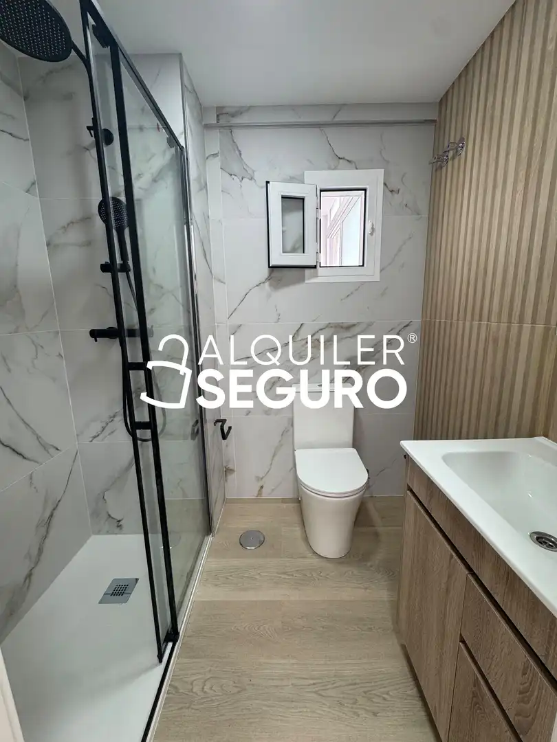 Bathroom of Flat for rent in Málaga  with Air Conditioner