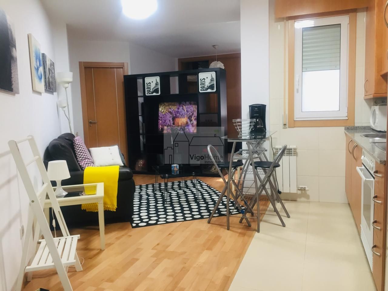 Sala d'estar de Apartament de lloguer en Vigo  amb Calefacció, Traster i Moblat