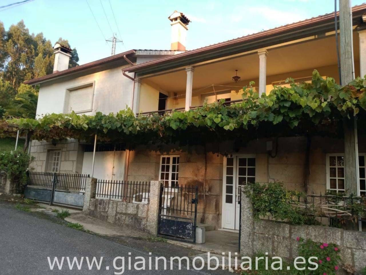 Vista exterior de Casa adosada en venda en Caldas de Reis amb Terrassa