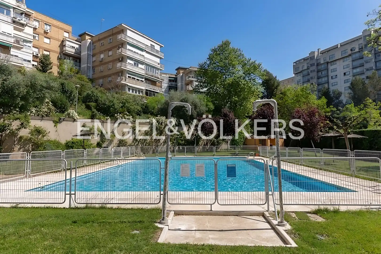 Piscina de Piso en venta en Madrid con Calefacción, Parquet y Terraza