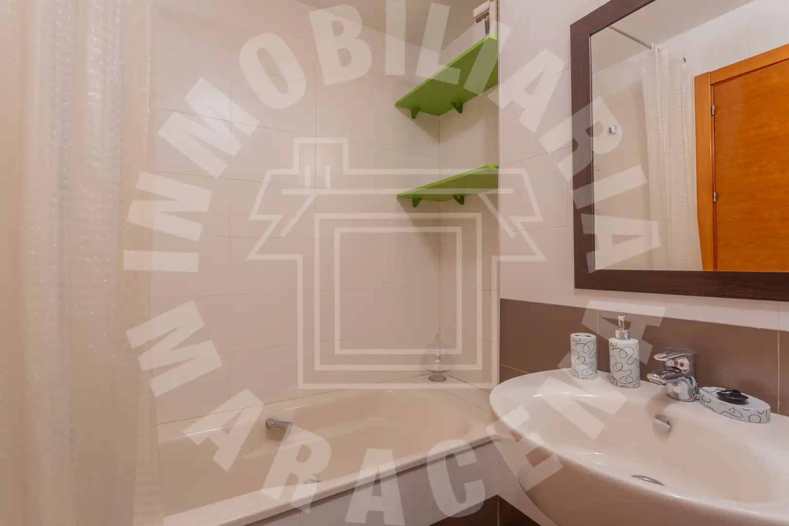 Baño de Apartamento en venta en Maracena con Calefacción, Parquet y Terraza