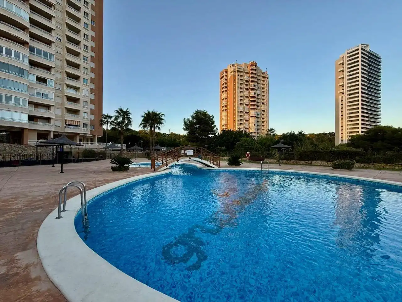 Apartamento con piscina en venta en Via Parque